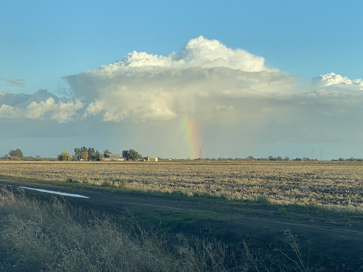 E_x_I_Watts's tweet image. I took this picture in 2021. It was awe inspiring.
It felt like God was in the midst of that large cloud declaring “I alone command the Rainbow”