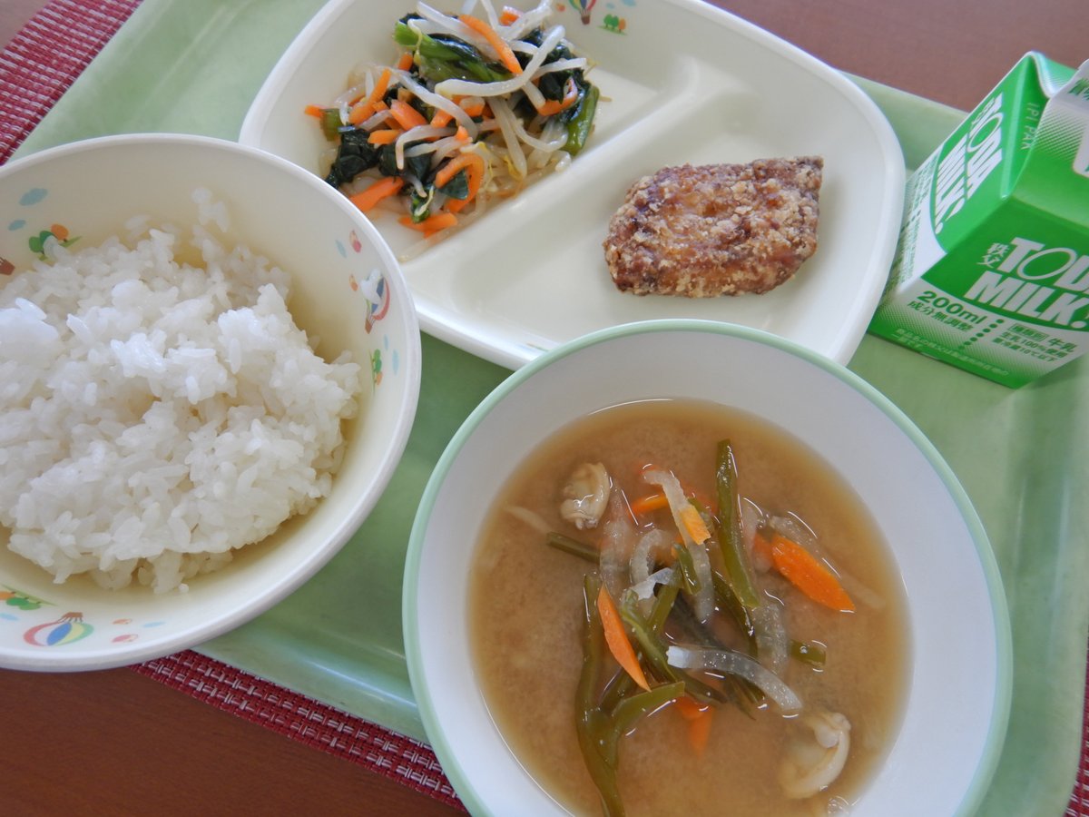 KyuushokuTw's tweet image. 今日のBｺｰｽは、牛乳・ごはん・大根と茎わかめのみそ汁・もうかのｶﾚｰ竜田・三色ｻﾗﾀﾞです！
6/4から6/10は歯と口の健康週間です🪥噛み応えのある食材を取り入れています！
今日は茎わかめを使ったみそ汁です🌟日頃からよく噛むことを意識したいですね！
＃今日の給食 ＃歯と口の健康週間