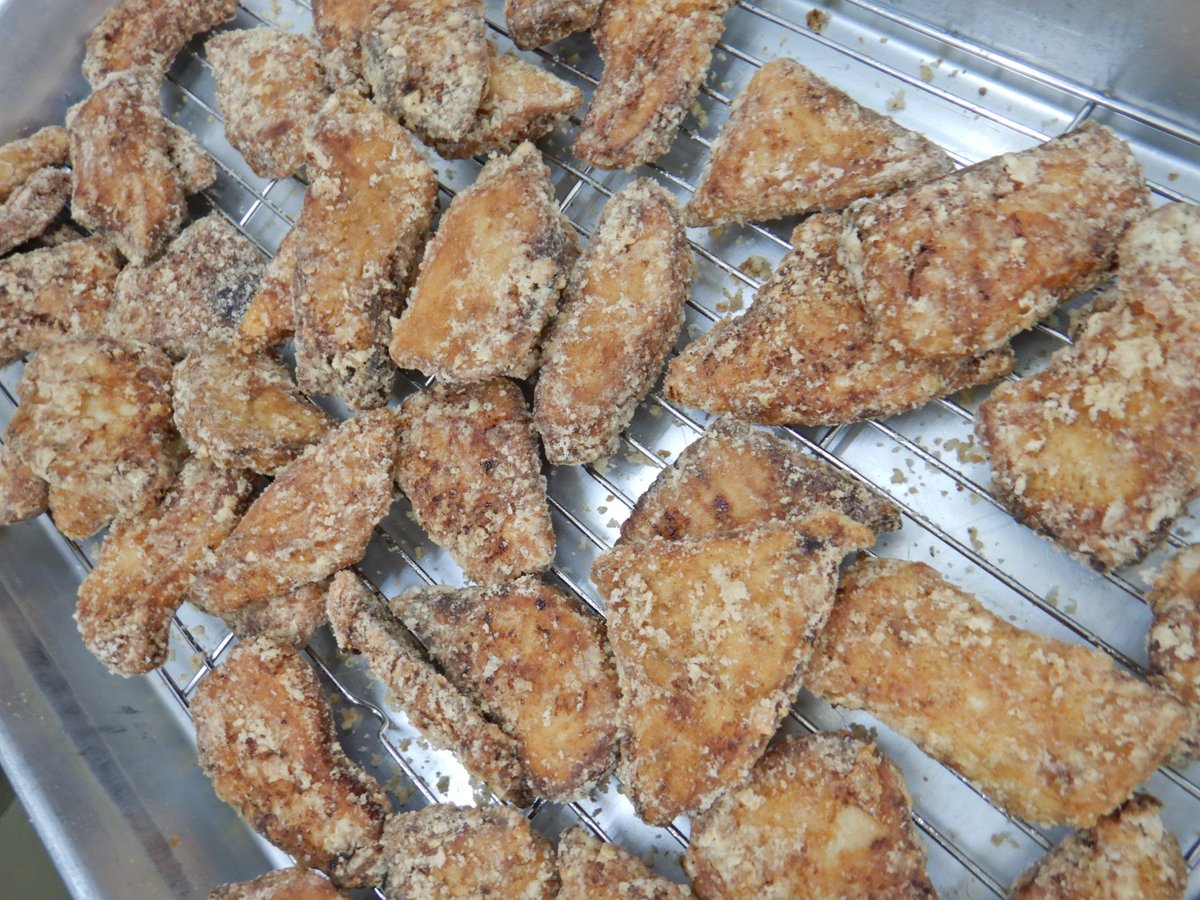 KyuushokuTw's tweet image. 今日のBｺｰｽは、牛乳・ごはん・大根と茎わかめのみそ汁・もうかのｶﾚｰ竜田・三色ｻﾗﾀﾞです！
6/4から6/10は歯と口の健康週間です🪥噛み応えのある食材を取り入れています！
今日は茎わかめを使ったみそ汁です🌟日頃からよく噛むことを意識したいですね！
＃今日の給食 ＃歯と口の健康週間