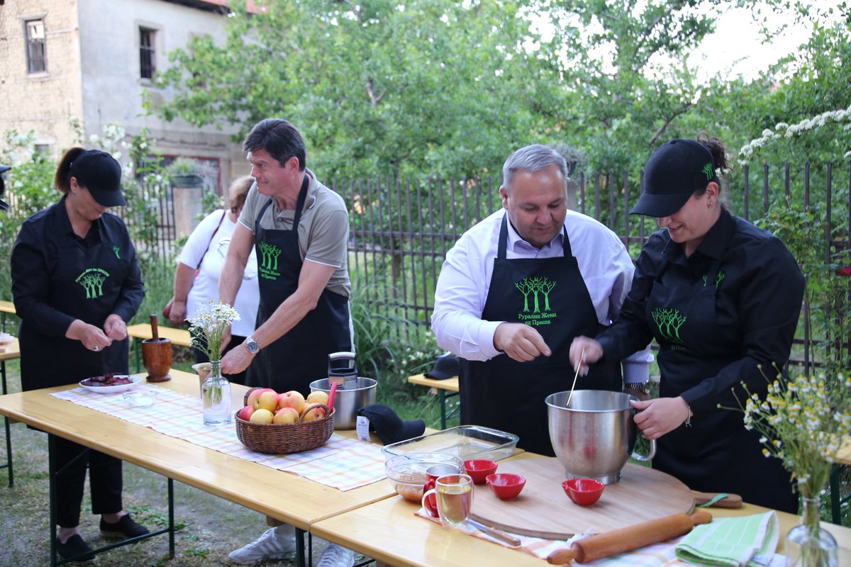 ArmenGrigoryan8's tweet photo. Together w/@AmbassadorEU @MichalisRokasEU &amp;Resen Mayor Tozievski, marking #WED2025 in #Ezerani thru vibrant community dialogue on transforming dumpsites into public spaces. #EUforPrespa tackles local env. challenges for a greener, more sustainable #Prespa region. Great team work! https://t.co/UrUhpiPltK