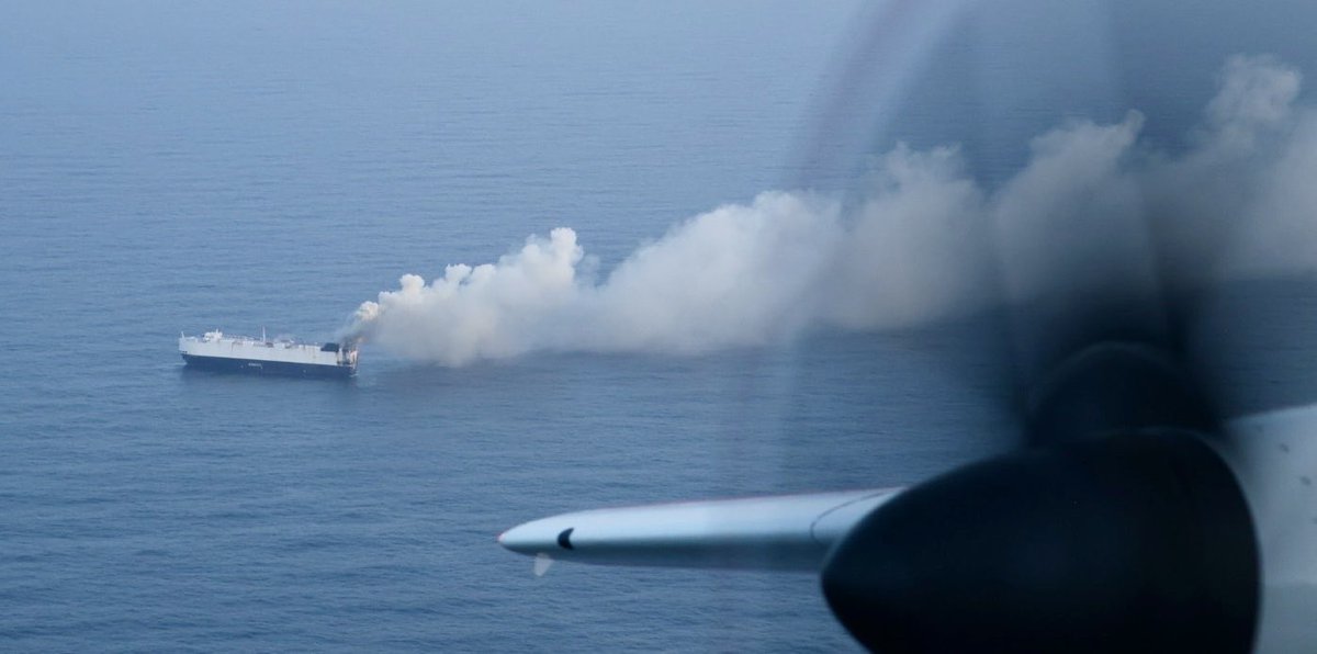 一艘载有约3,000辆中国产新能源电动车的货船，在太平洋中部海域起火。最初发现烟雾从装载电动汽车的甲板冒出，尽管船员立即启用了船载灭火系统，但仍无法控制火势，全部22名船员被迫弃船转移。这艘名为Morning Midas的货船于5月26日从烟台港启航前往墨西哥。