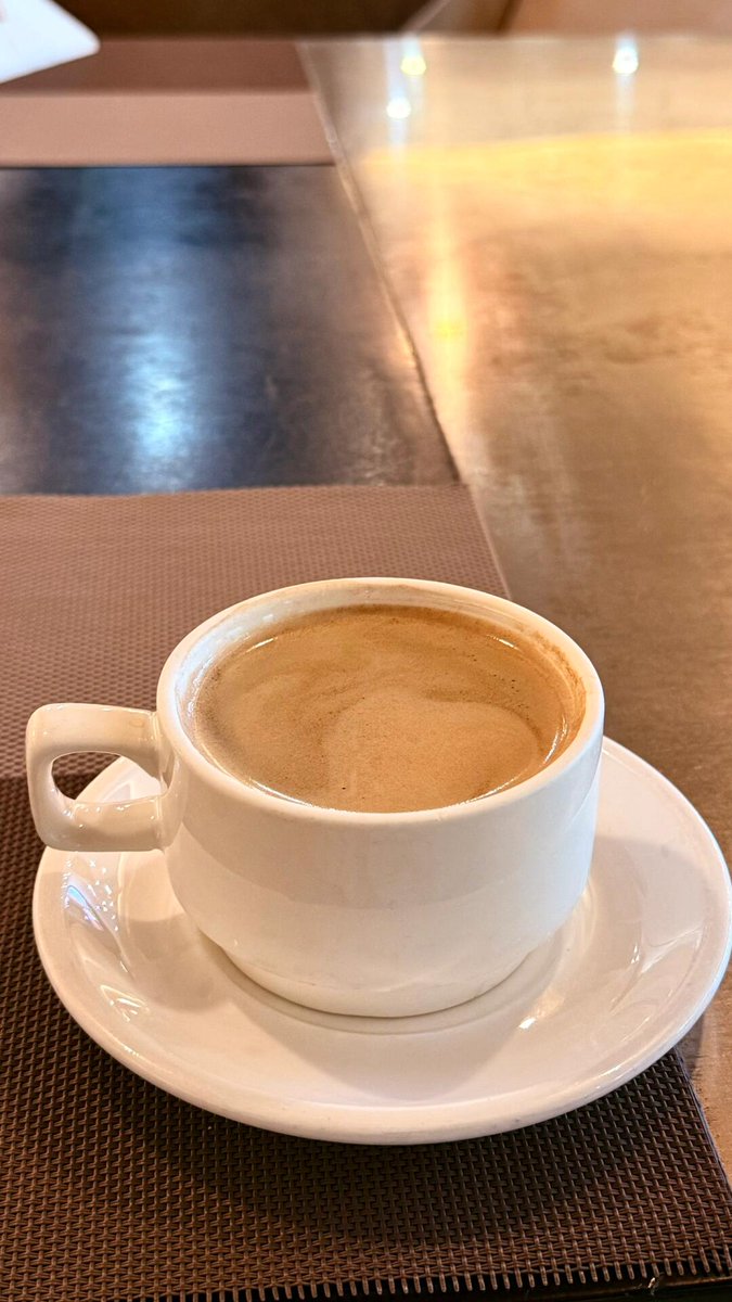 熱いコーヒーを一口。少しだけ、今日と向き合う覚悟ができた気がする。