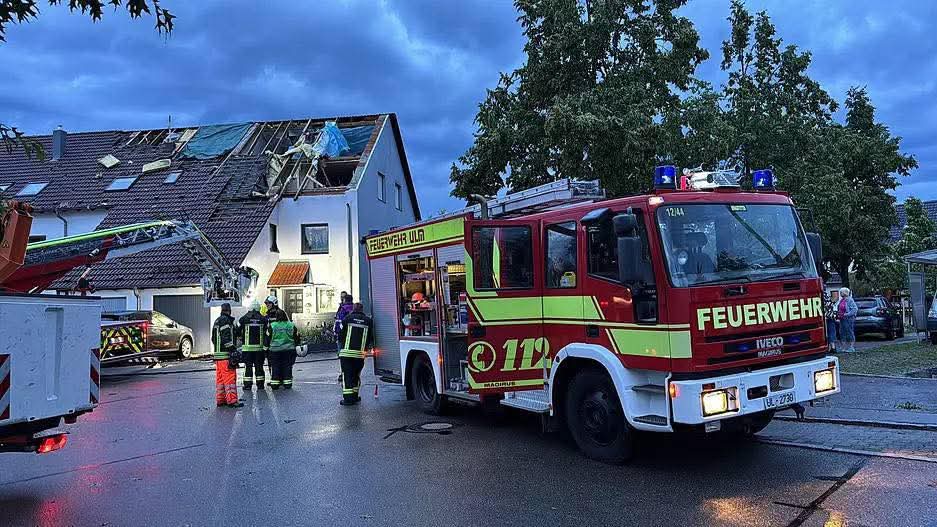 Art_of_thunders's tweet photo. 🌪️ Flink wat schade in de wijk Donaustetten in Ulm, Duitsland. Er wordt nog onderzocht of dit door een tornado is gebeurd of een plaatselijke valwind.
Foto's via Wetter - unwetter Deutschland.
#schade
#onweer
#tornado
#valwind https://t.co/DpI2nTQ4Nt