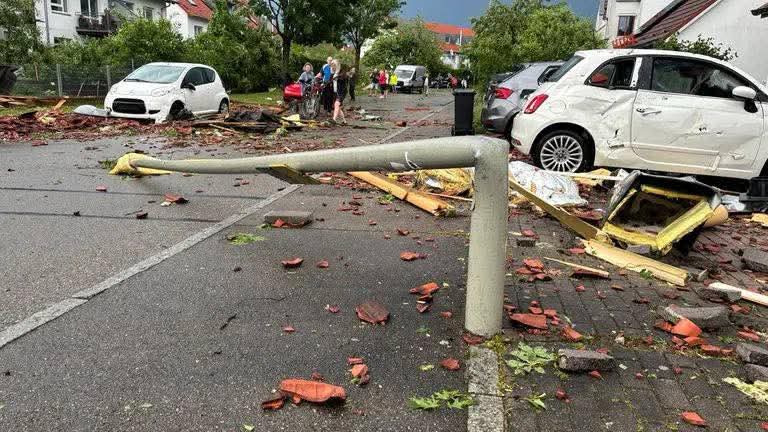 Art_of_thunders's tweet photo. 🌪️ Flink wat schade in de wijk Donaustetten in Ulm, Duitsland. Er wordt nog onderzocht of dit door een tornado is gebeurd of een plaatselijke valwind.
Foto's via Wetter - unwetter Deutschland.
#schade
#onweer
#tornado
#valwind https://t.co/DpI2nTQ4Nt