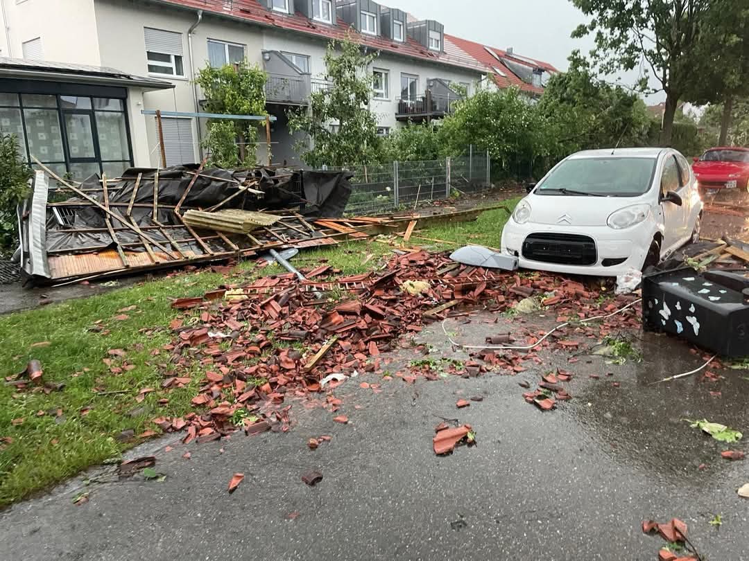 Art_of_thunders's tweet photo. 🌪️ Flink wat schade in de wijk Donaustetten in Ulm, Duitsland. Er wordt nog onderzocht of dit door een tornado is gebeurd of een plaatselijke valwind.
Foto's via Wetter - unwetter Deutschland.
#schade
#onweer
#tornado
#valwind https://t.co/DpI2nTQ4Nt