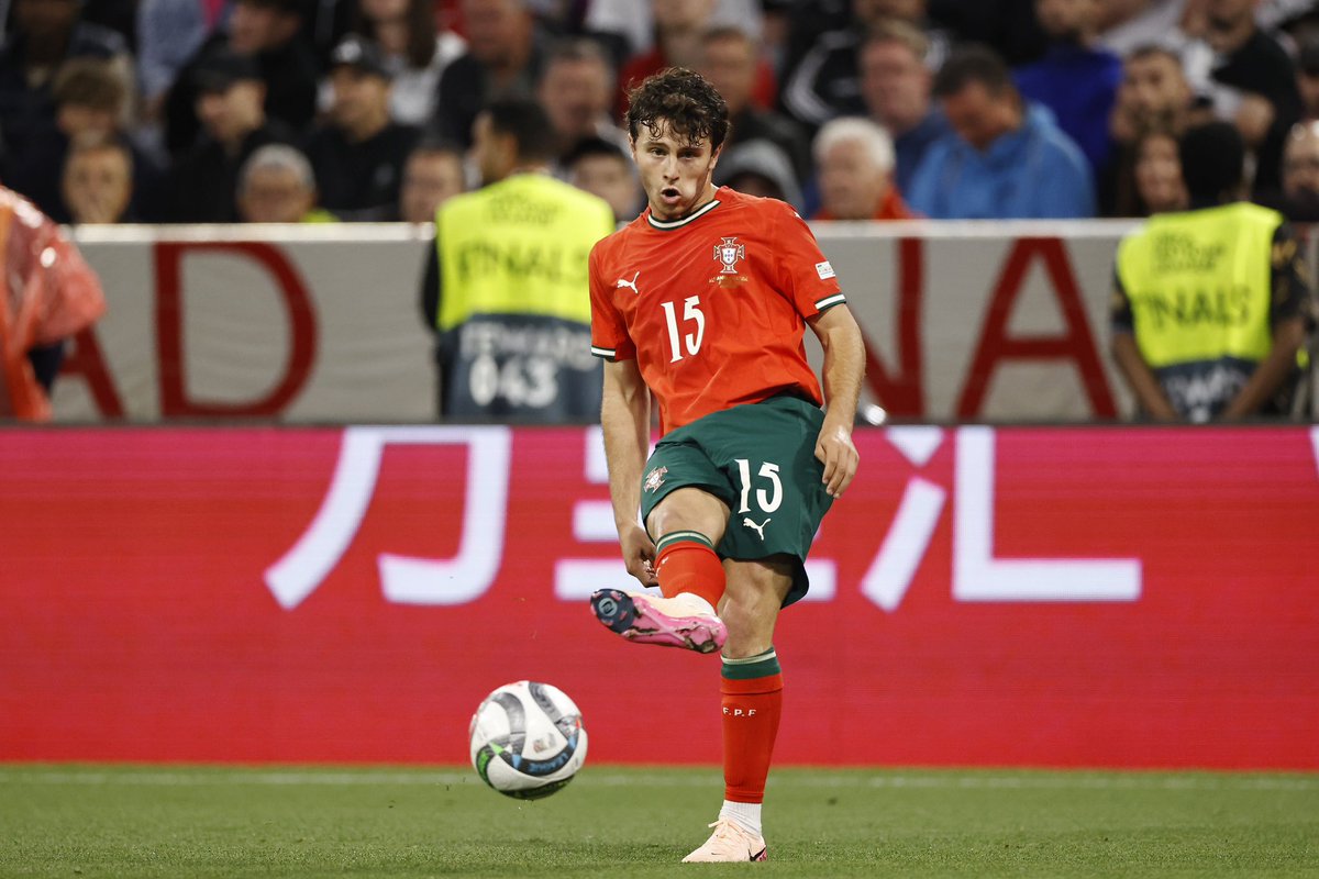 _BeFootball's tweet photo. 𝗟’𝗜𝗡𝗦𝗢𝗟𝗘𝗡𝗖𝗘 𝗗𝗘𝗦 𝗣𝗔𝗥𝗜𝗦𝗜𝗘𝗡𝗦. 😭🇵🇹 

👉 Nuno Mendes, Vitinha et João Neves sont venus à Munich samedi, ils ont éteint l’Inter.

🥳 Ils sont rentrés à Paris célébrer. 

👉 Ils sont revenus à Munich en sélection et ont cette fois tapé l’Allemagne chez elle.

𝗠𝗨𝗡𝗜𝗖𝗛 🇩🇪, 𝗖’𝗘𝗦𝗧 𝗖𝗛𝗘𝗭 𝗘𝗨𝗫.