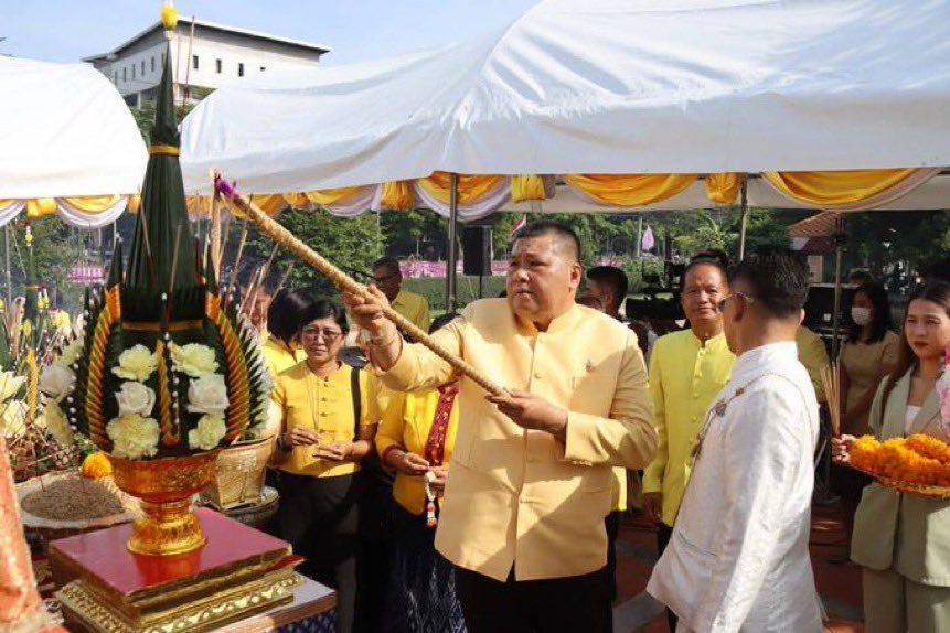 petchy66's tweet image. นอกจากค่าจัดงานวันข้าวที่ศูนย์ศิลปาชีพบางไทร 15 ล้านแล้ว 

ที่กรมการข้าวเอง ก็จัดพิธีบวงสรวง ซึ่งนิมนต์หลวงพี่น้ำฝน แห่งวัดไผ่ล้อม มาทุกปี มีคนกระซิบว่าค่าใช้จ่ายสำหรับพิธีนี้ 5-6 แสนบาท ก็ไม่รู้ว่าเป็นข้อเท็จจริงหรือเป็นการใส่ร้าย ก็ได้แต่หวังว่าจะไม่เป็นความจริง…