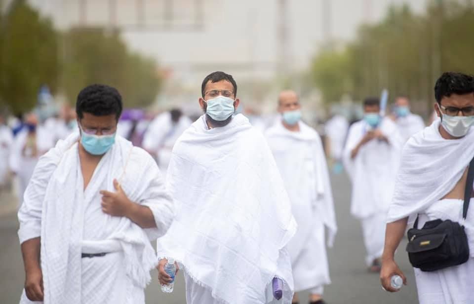 Pilgrims are moving from Mina to Arafat 🏞️➡️🕋. May their journey be blessed 🌙🤲🚶‍♂️🚶‍♀️.