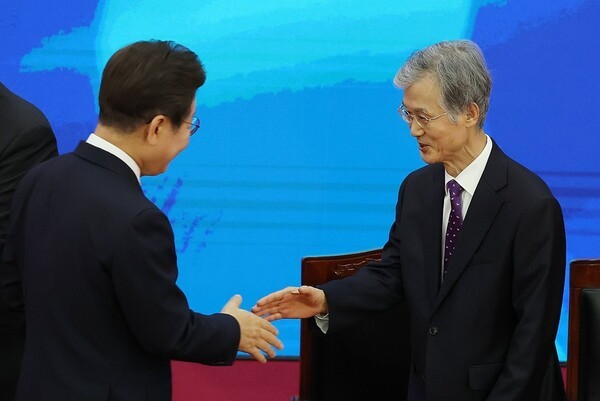 대법관 30명 증원이 현실화 되자, 시간을 갖고 검토하자는 주장을 조희대 대법원장이 시작했습니다.

이재명 사건 기록 7만 페이지 검토도 안된 상태에서 선고를 밀어붙였던 대법원장 맞습니까?