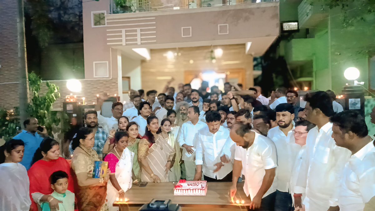 ఏన్డీఏ కూట‌మి ప్ర‌భుత్వాలు ఏర్పడి ఏడాది అయిన సంద‌ర్భంగా జ‌న‌సేన ఘ‌నంగా వేడ‌క‌లు  నిర్వ‌హించింది. ఎమ్మెల్యే ఆర‌ణి శ్రీనివాసులు గారు సాయంత్రం త‌న నివాసం వ‌ద్ద దీపాలు వెలిగించి ఎన్డీఏ కేక్ క‌ట్ చేసిన అనంత‌రం భారీగా బాణా సంచా పేల్చి  పీడ విరగడై ఏడాది అయ్యిందని సంబరాలు చేసుకున్నారు.