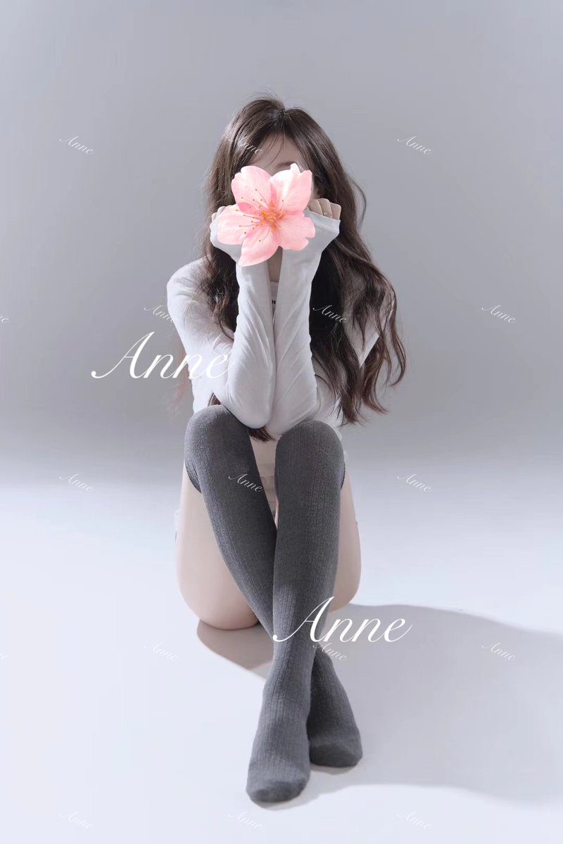 发一组去年拍的写真库存，女摄影师修过图，本人腿其实没这么细，女摄影师并不知道其实成熟男人更喜欢白嫩的肉腿，懂行的兄弟们都懂😎