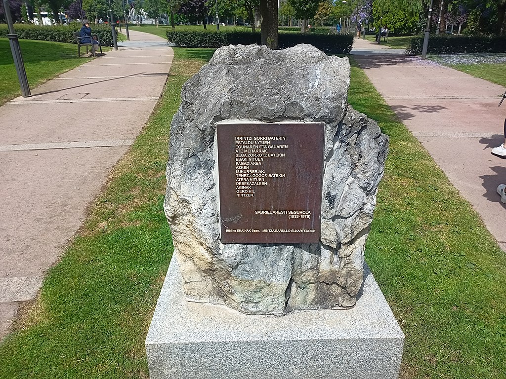 1975/06/05. Gabriel Aresti hil zen Bilbon. Idazle, poeta eta euskaltzalea; bere obra ekarpen handia izan zen euskal literaturaren berrikuntzan, eta frankismoaren aurkako erresistentzia kulturalaren parte izan zen.

#BilboHariGorria 
#GabrielAresti