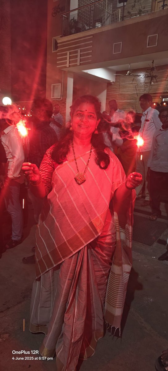 ఏన్డీఏ కూట‌మి ప్ర‌భుత్వాలు ఏర్పడి ఏడాది అయిన సంద‌ర్భంగా జ‌న‌సేన ఘ‌నంగా వేడ‌క‌లు  నిర్వ‌హించింది. ఎమ్మెల్యే ఆర‌ణి శ్రీనివాసులు గారు సాయంత్రం త‌న నివాసం వ‌ద్ద దీపాలు వెలిగించి ఎన్డీఏ కేక్ క‌ట్ చేసిన అనంత‌రం భారీగా బాణా సంచా పేల్చి  పీడ విరగడై ఏడాది అయ్యిందని సంబరాలు చేసుకున్నారు.