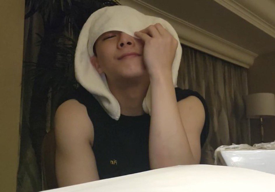 윤산하 거대해진거 문떤남자 생각나...
수건으로 머리 가리고 로하들 눈호강하라고 키워놓은 근육...