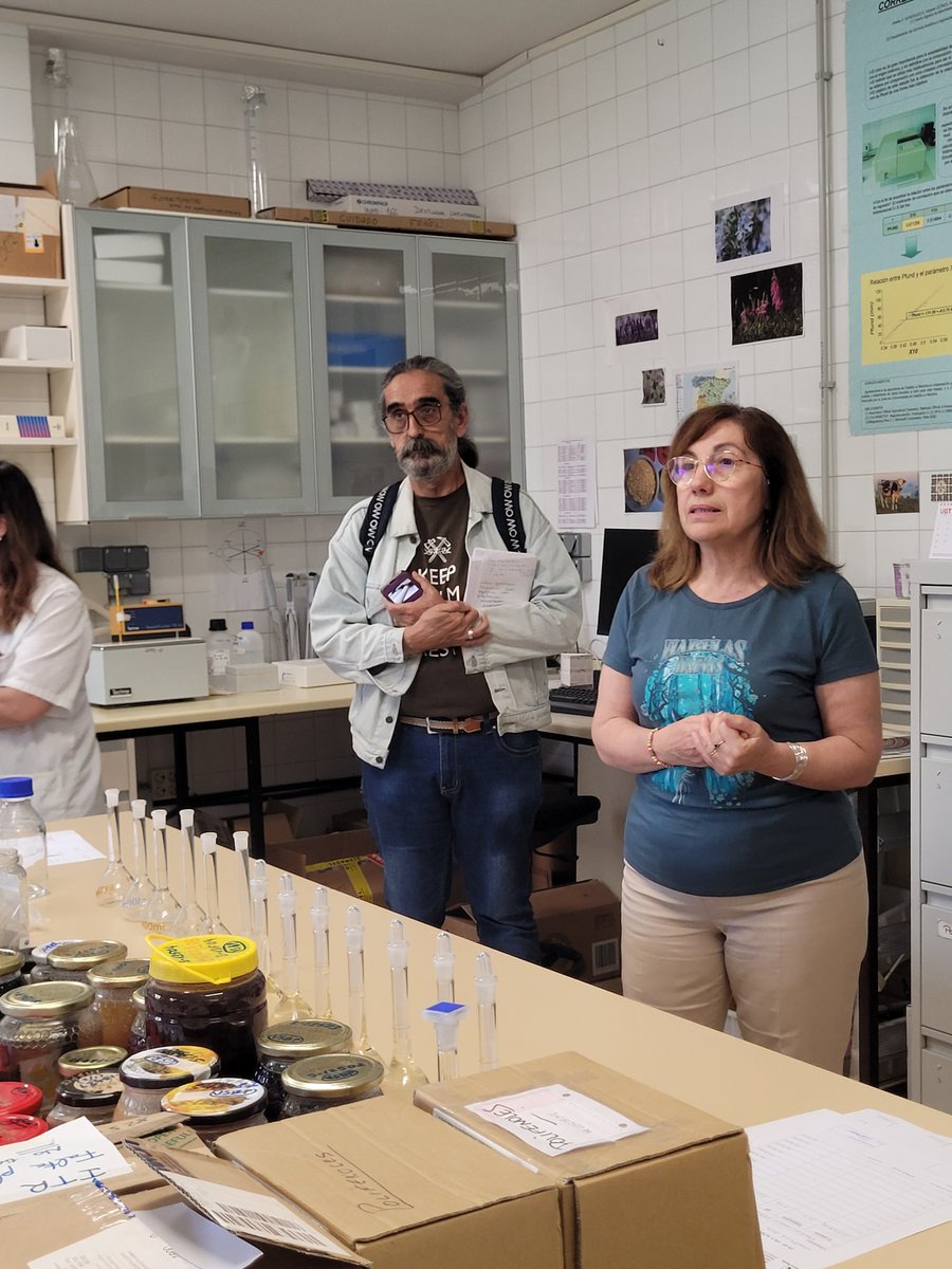 CurioNatural's tweet photo. #GenteAPIA visitamos el mejor centro de investigación apícola de Europa, #CIAPA @dv_veterinario España censa 3mill. de colmenas. Los polinizadores, y entre ellos las abejas, son estrategia vital para Europa. https://t.co/4WOcqjePQk #Calier @APIA_es #Apismellifera https://t.co/NyJdFOFuaa