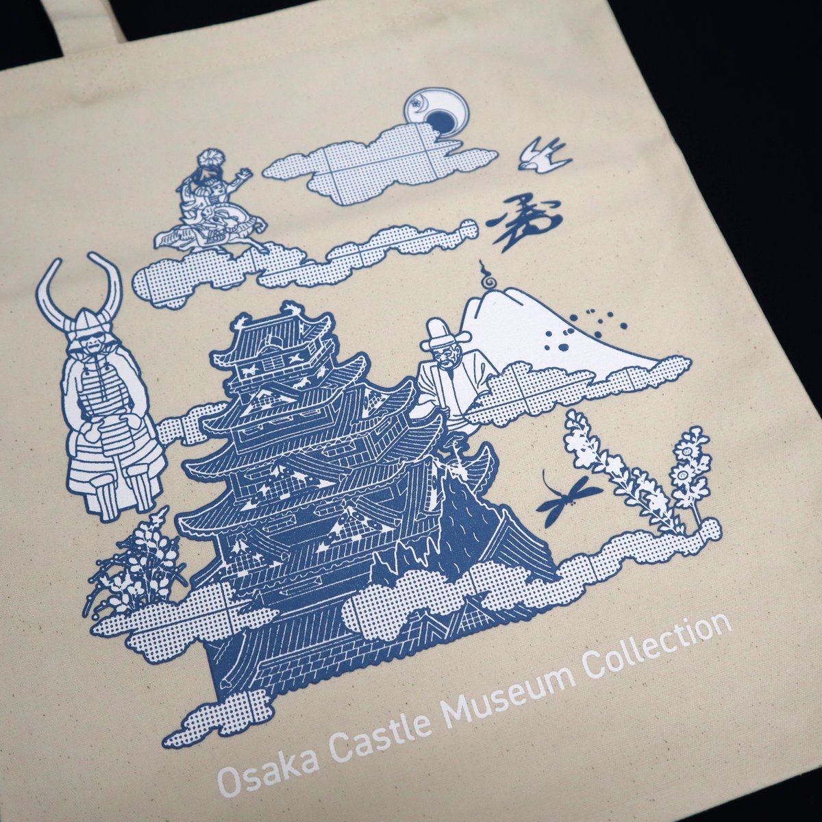 ／✨
天守閣3階
図録売り場からのお知らせ
＼📘

6/10（火）より「#大阪城天守閣 名品トートバッグ」の販売を開始します
当館の代表的な収蔵品8点がイラスト化されたコットン生地のバッグ🛍️
図録と一緒に購入し図録を入れてお持ち帰りもOK

💴1枚1,500円（税込）

▼詳しくは
osakacastle.net/news/detail.ht…