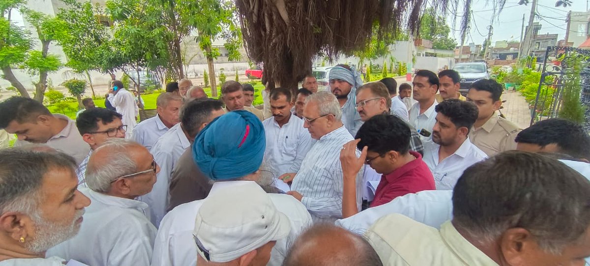 आमजन की समस्याएं जानने के सिलसिले को जारी रखते हुए आज सुबह अपने निज आवास पर हल्का परिवार के विभिन्न गाँवों से आये हुए देवतुल्य नागरिकों से मुलाकात कर उनकी समस्याएं सुनी एवं समाधान हेतु सम्बंधित अधिकारियों को निर्देशित किया।