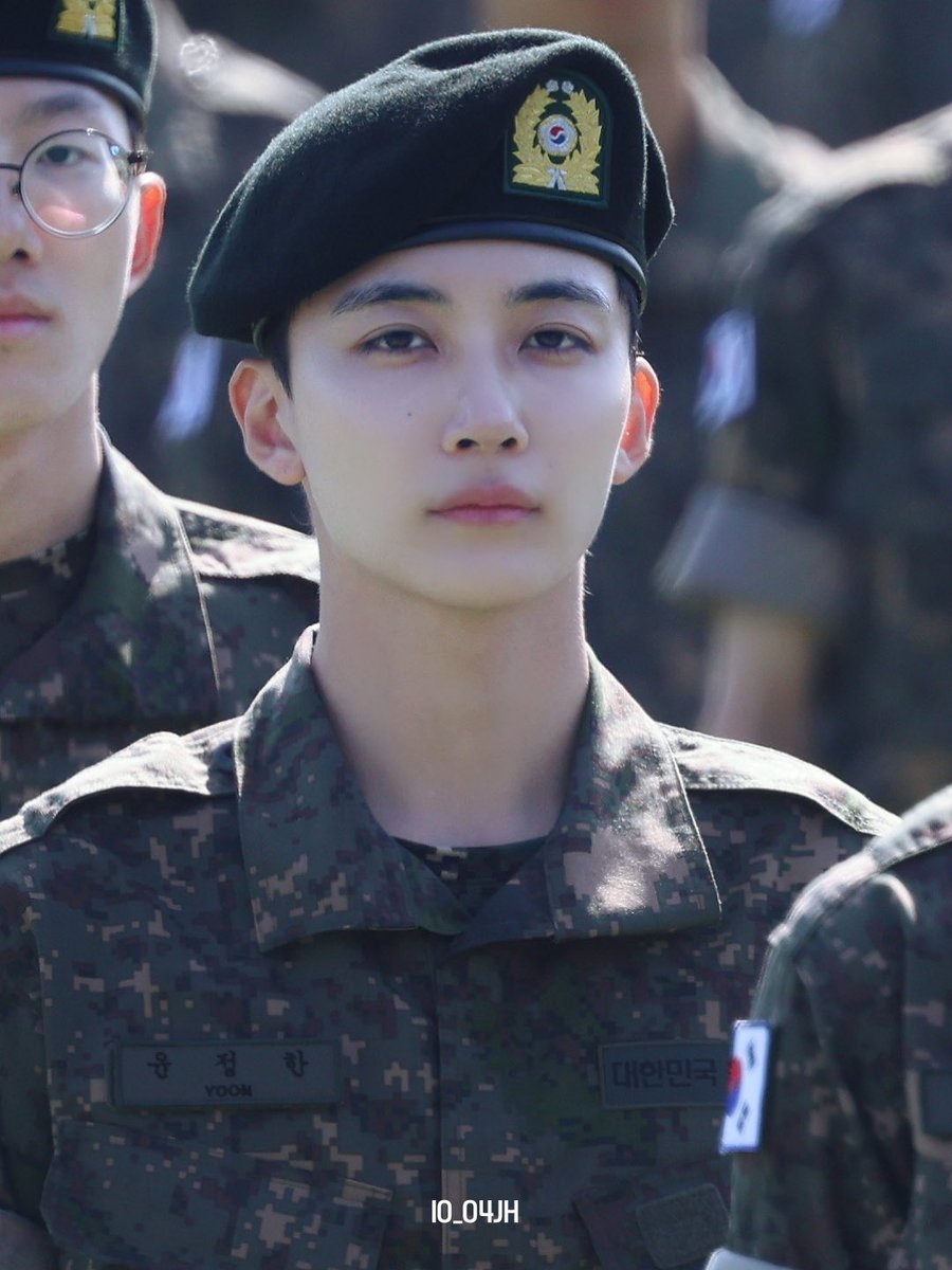 Mi_Ju17's tweet photo. NUNCA VI A UN MILITAR TAN GUAPO COMO YOON JEONGHAN 😍 https://t.co/eFQXVAnqcQ
