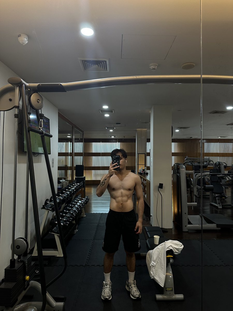 清邁第三天 日常 健身 
突然發現都是外國人 但好帥🥵
有人要在清邁當導遊嗎？ 
好想認識帥哥 
#清邁 #帥哥 #腹肌 #大屌 #健身 #外國人 #大屌 #毛控 #肚毛