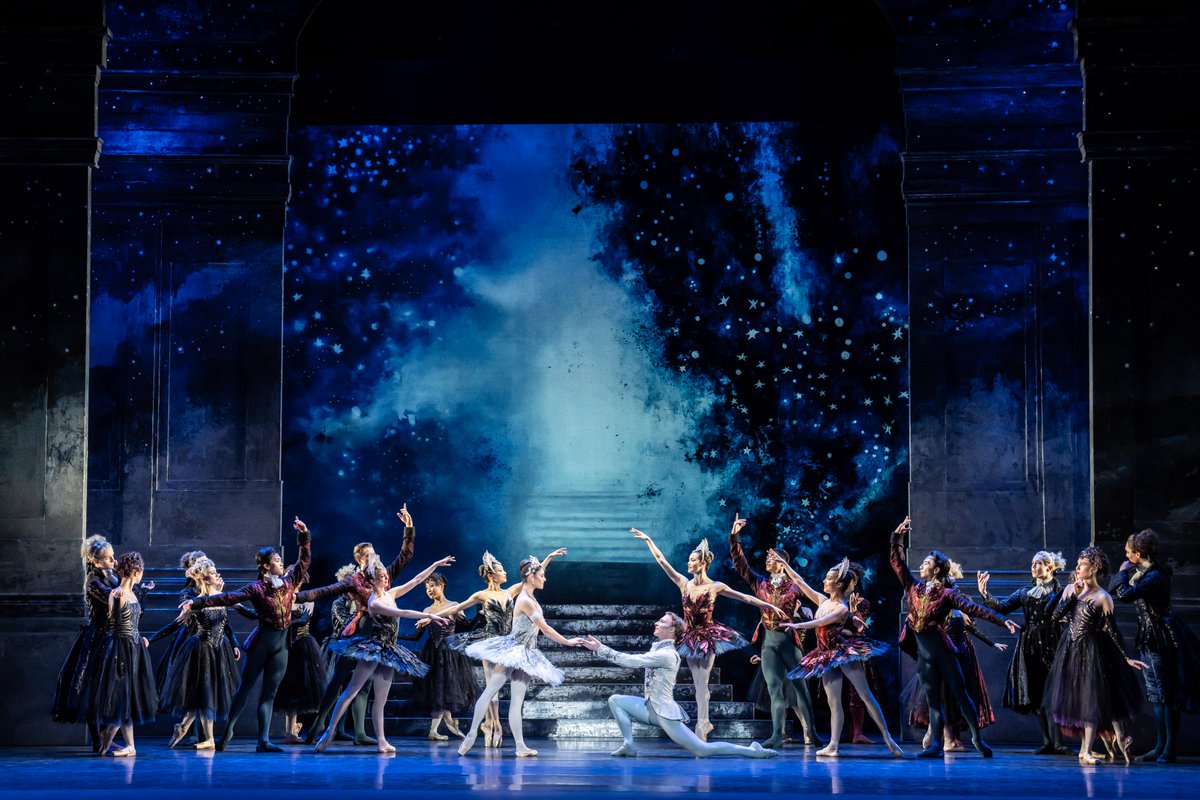 NBS_ballet's tweet photo. 6月に #英国バーミンガム・ロイヤル・バレエ団 が上演する「#シンデレラ」。
デヴィッド・ビントリー版の3つの見どころ📷
③暗い台所からきらびやかな舞踏会へ幻想的な舞台美術
舞台美術家ジョン・マクファーレンは、シンデレラの「変身」を美術で具現化。
シンデレラは暗い灰色の台所に据えられた暖炉を抜け、
目が覚めるような青に彩られた魔法の世界に飛び出します。
星空の下、私たちもシンデレラとともに舞踏会に誘われます。

https://t.co/wjT7NRp9VM
photos:JOHAN PERSSON
#BRB #BirminghamRoyalBallet #Ballet #cinderella