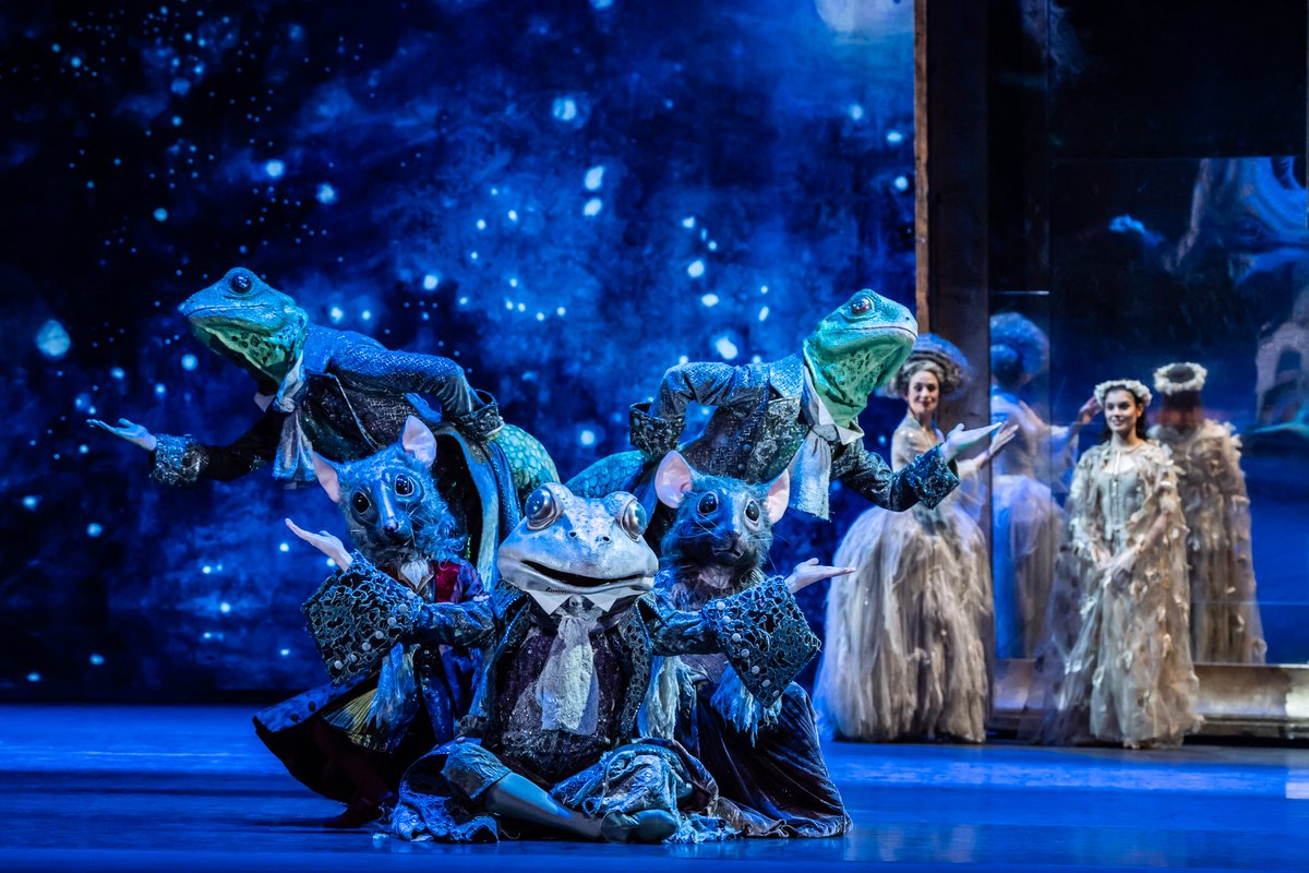 NBS_ballet's tweet photo. 6月に #英国バーミンガム・ロイヤル・バレエ団 が上演する「#シンデレラ」。
デヴィッド・ビントリー版の3つの見どころ📷
③暗い台所からきらびやかな舞踏会へ幻想的な舞台美術
舞台美術家ジョン・マクファーレンは、シンデレラの「変身」を美術で具現化。
シンデレラは暗い灰色の台所に据えられた暖炉を抜け、
目が覚めるような青に彩られた魔法の世界に飛び出します。
星空の下、私たちもシンデレラとともに舞踏会に誘われます。

https://t.co/wjT7NRp9VM
photos:JOHAN PERSSON
#BRB #BirminghamRoyalBallet #Ballet #cinderella