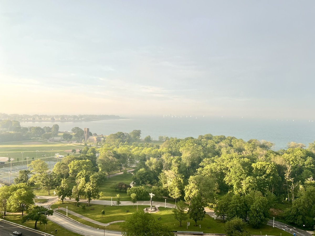 DRMartin6's tweet photo. If you zoom in, you can see the sailboats ⛵️ ⛵️ ⛵️ 🌊through the Canada wildfire smoke 🔥💨

#Chicago  🌬️
#MontroseHarbor ⚓️ 
#MontrosePointBirdSanctuary 🦅 
#LakeMichigan #Blue 🛥️ 
#ClockTower 🕰 
#KwakiutiTotemPole 🏹 

... and it's a beautiful day 😷

@StormHour ⚡️ https://t.co/YEVD7tXMRW