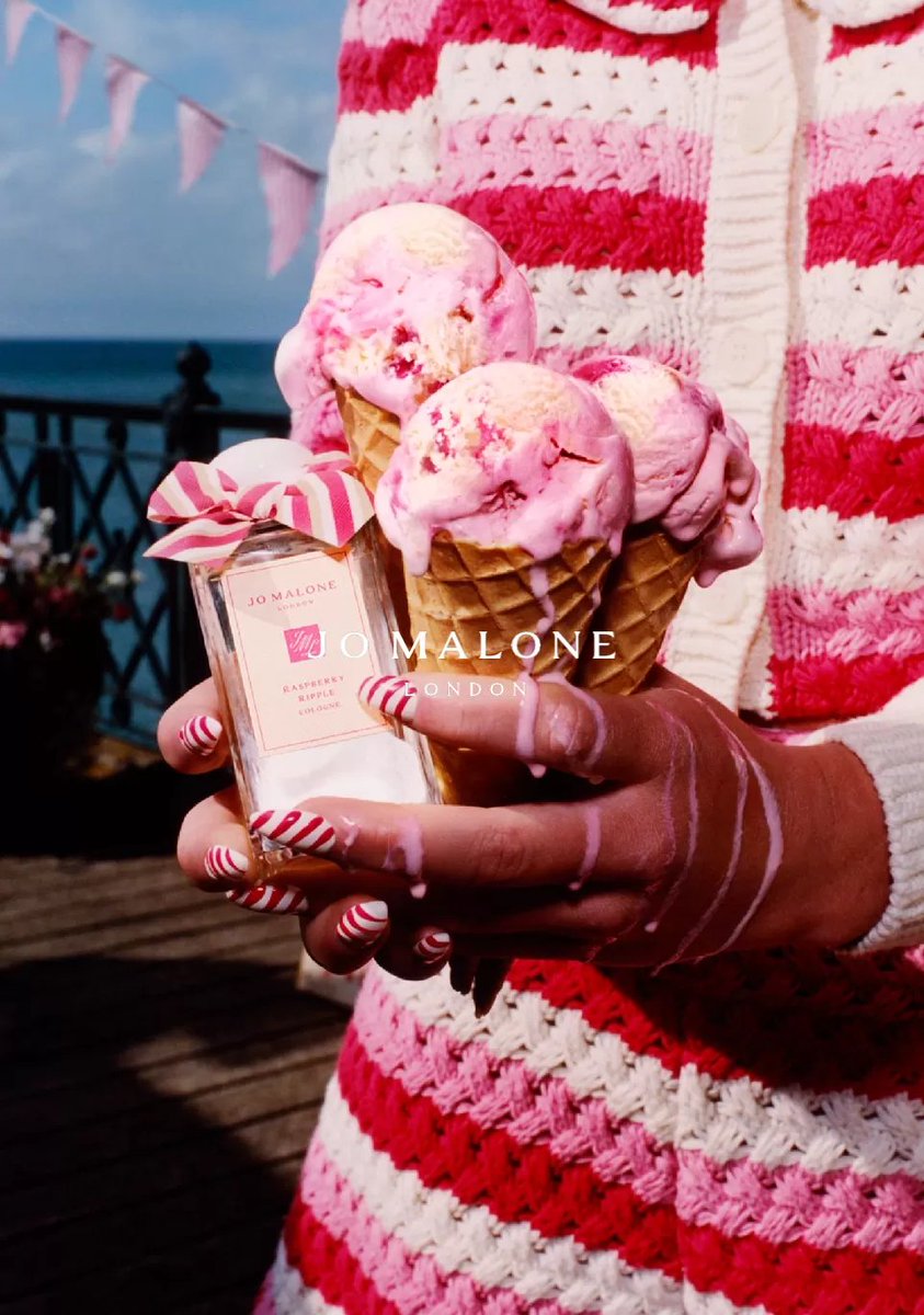 조말론 한정판 라즈베리 리플. 풍성한 라즈베리와 레드커런트의 선명한 붉은 과즙이 화이트 머스크와 어우러지며, 이 향수를 맡는 순간 추억  속 아이스크림 맛이 떠오를 것.