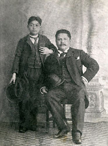 Estas son las dos únicas fotografías conocidas hasta la fecha de José Guadalupe Posada, uno de los caricaturistas y dibujantes más relevantes de nuestro país, quien nació el 2 de febrero de 1852, en el barrio de San Marcos de la ciudad de Aguascalientes. Su padre Germán Posada