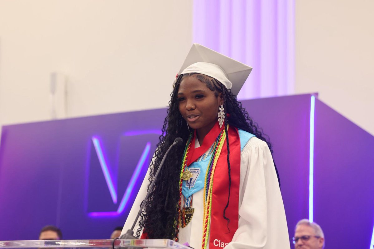 MDCPS's tweet image. That’s a wrap on graduation season!

Congratulations to the @miamiedisonsr #Classof2025. Your journey has led you to this moment, and what a way to finish strong! The future is yours to shape. #MDCPSGrad #YourBestChoiceMDCPS