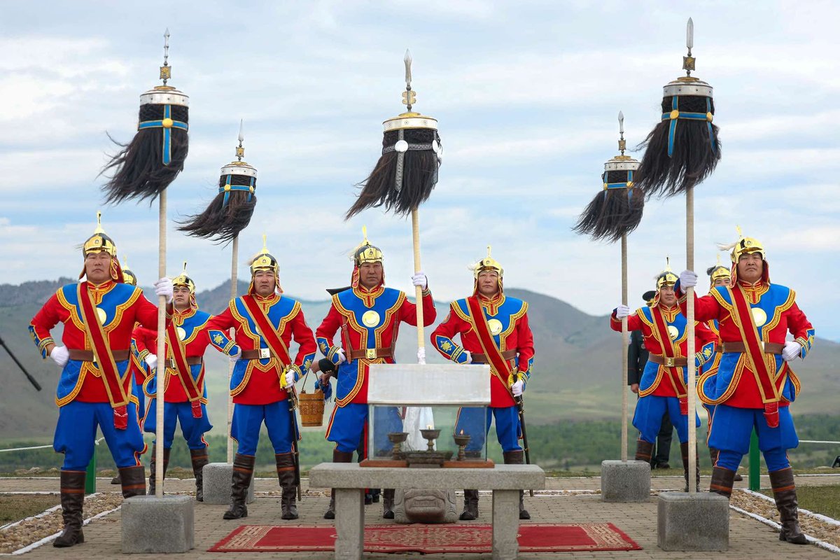 🇲🇳 Манай торгон цэргийн хувцасны үндсэн санаа нь сайн ч жаахан гэнэн, болхи, хямдхан харагддаг сул талтай. Нэг завдаа уг загвар дээр нь суурилаад хөгжүүлэлт хийж сайжруулсан хувилбар гаргаж үзэх санаа байдаг л юм. Улсын сүр цэрэгтээ гэдэг дээ👌