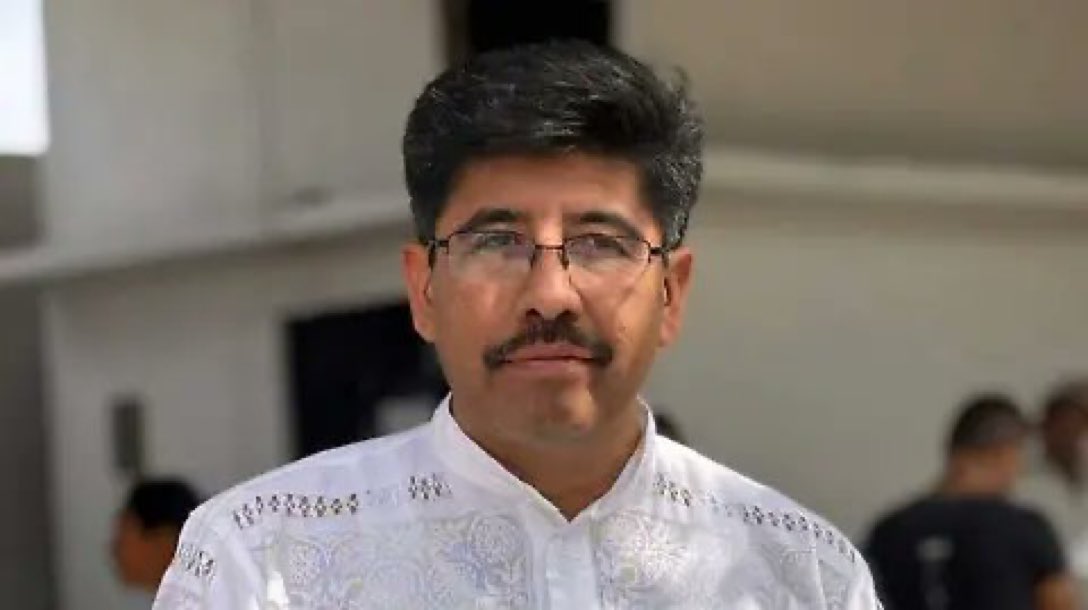 Solo para que sepan. 

El indígena…. Nunca ha sido juez, no tiene experiencia en la judicatura, no es maestro en derecho. 

Si es, AMIGO de AMLO y un indígena obediente a su amo Mestizo.

Que viva la revolución CARAJO