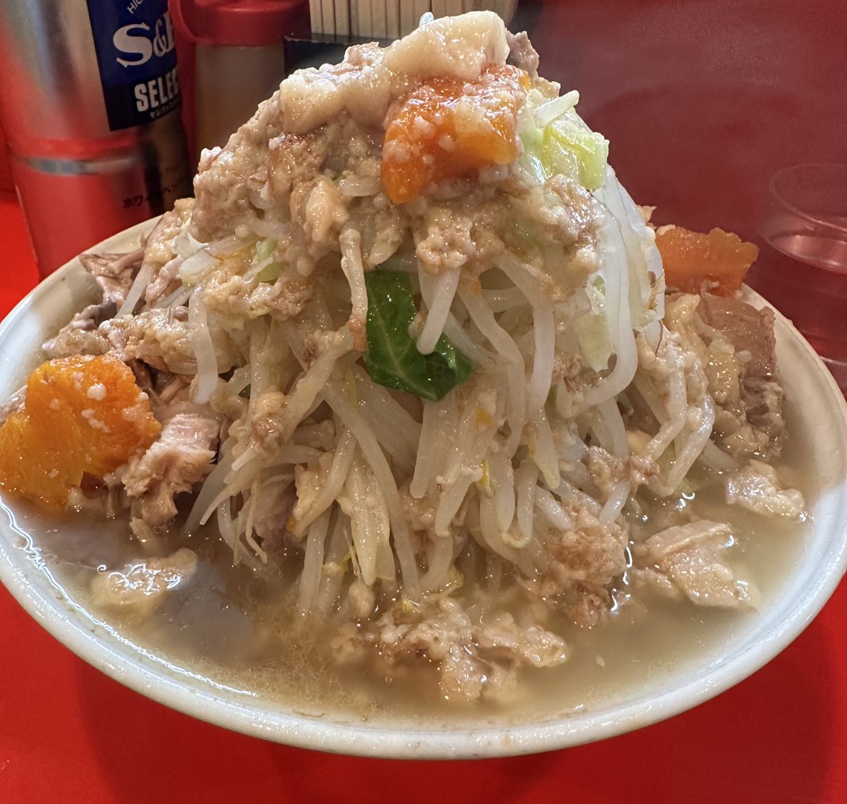 jiro_fuchu's tweet image. ラーメン二郎 府中店です。
当店入り口にある駐輪場は、自転車専用です。原付やそれ以上の二輪車の駐車は、大屋さんから固くお断りと言われています。また近隣に停めたりも苦情が入りますので、近郊で使える場所をご案内しますのでご利用下さい。写真は赤いダイヤ三連星！

city.fuchu.tokyo.jp/kurashi/sekatu…