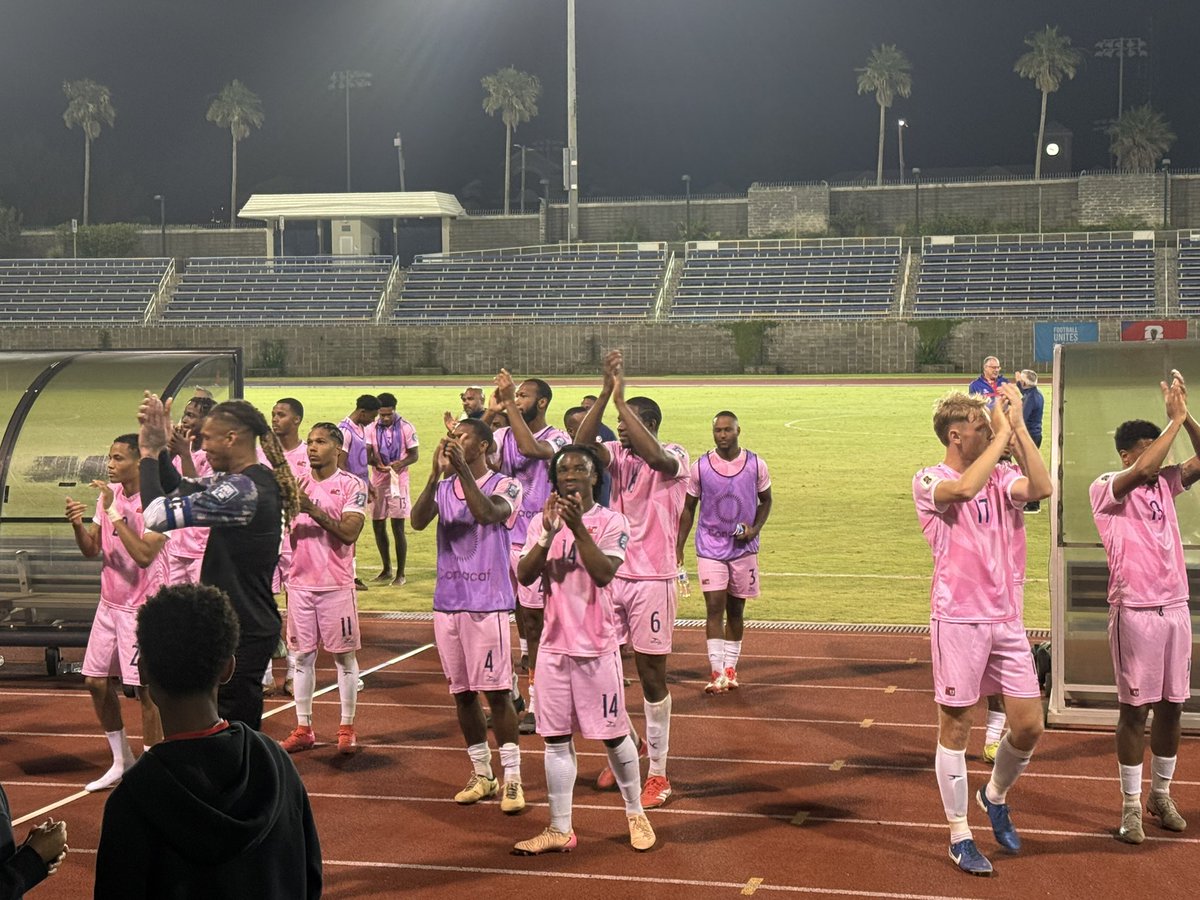 The Bermuda players thank the fans.