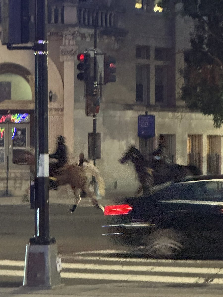 coldbip's tweet image. Um @PoPville… anyone know why there are horses galloping through 7th &amp;amp; RI NW?