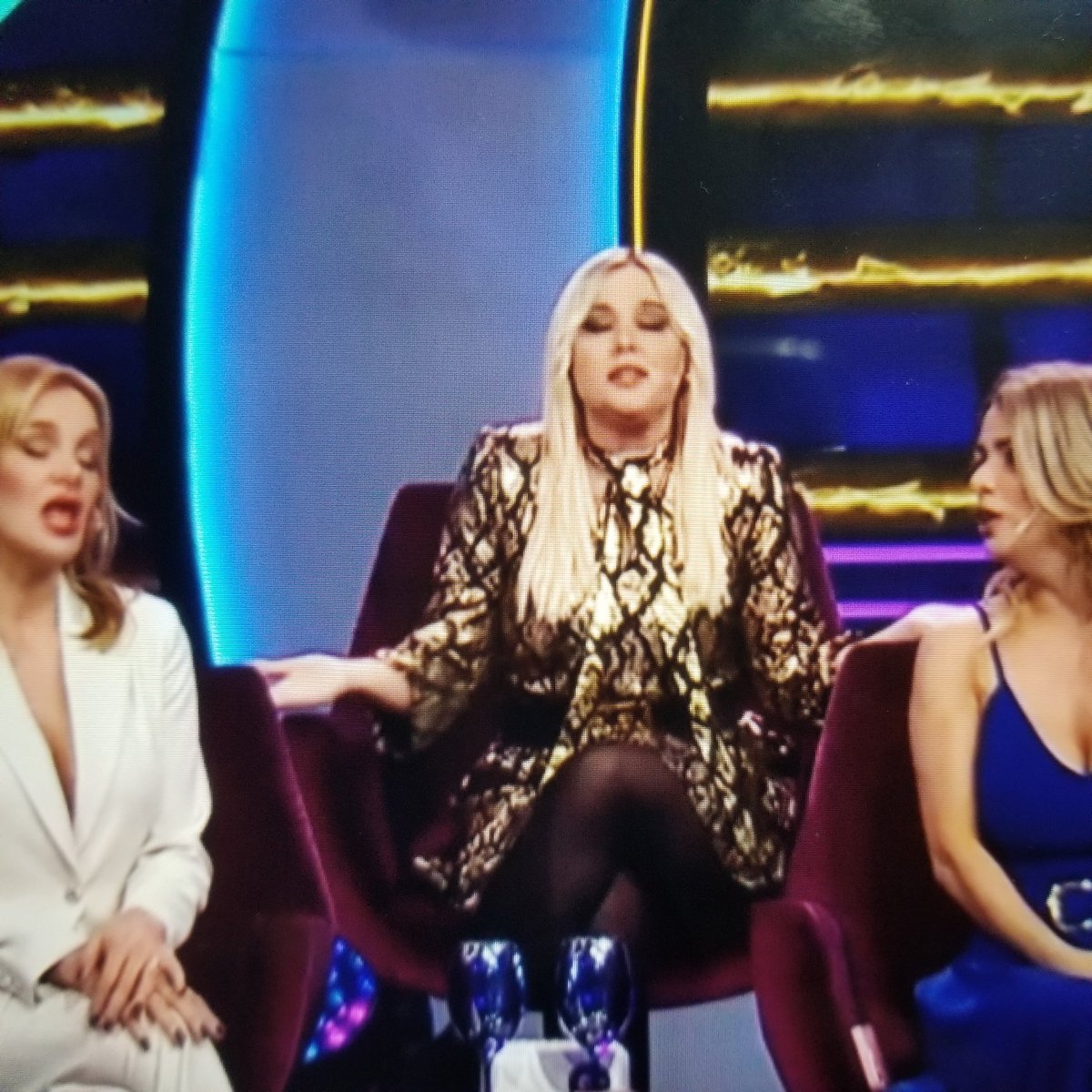 mariohawca's tweet photo. La verdad me gusta más @Pilarsmith que las Otras sras. Mas la Que pegó  al sr. @MarceloPolino un tal #guercio la botinera y #calabro no hacen nada allí de panelista en @GranHermanoAr @Prensa_Kuarzo  @telefe #GranHermano #EspiandoLaCasa https://t.co/5i5AMA32q4