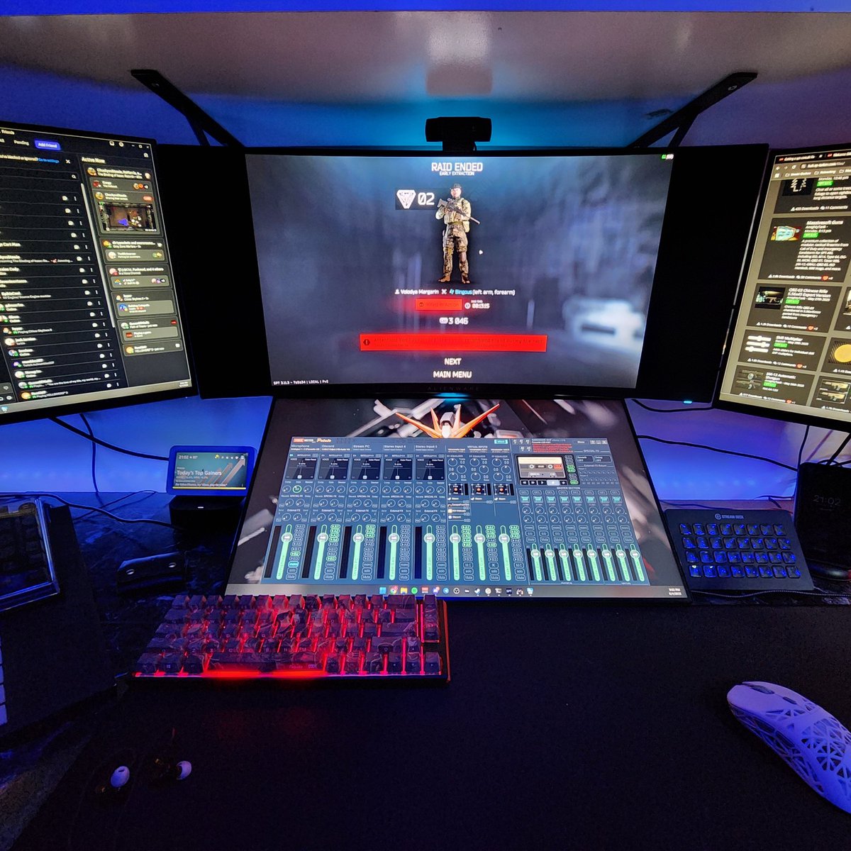 What kind of monitor layout do you have?
Found this 1080p 120hz monitor on the side of the road and added it to the fleet!