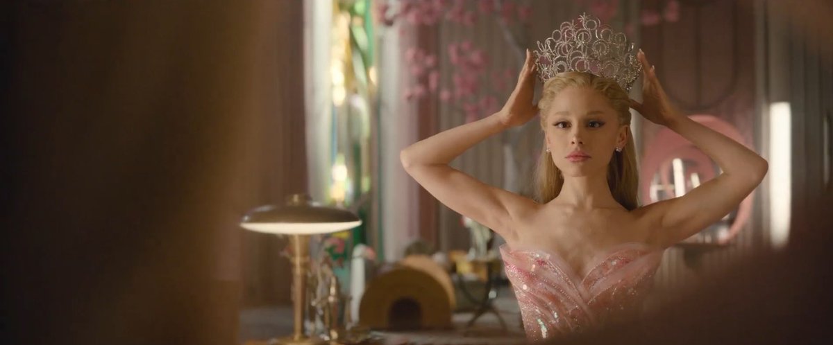 arianaprodutora's tweet image. o take mais lindo da ariana grande como glinda em wicked: for good é sempre o proximo