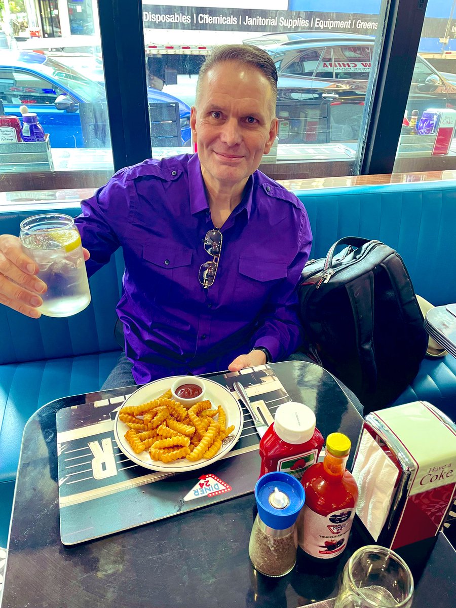 TommyBayiokos's tweet photo. A great french fry light Meze at my cousin Stratis’ Diner/24 NYC……🎬🍽️🍽️🍽️🇬🇷 #Diner #OrderToGo #SNL #DinerNYC https://t.co/RGRfqj141j