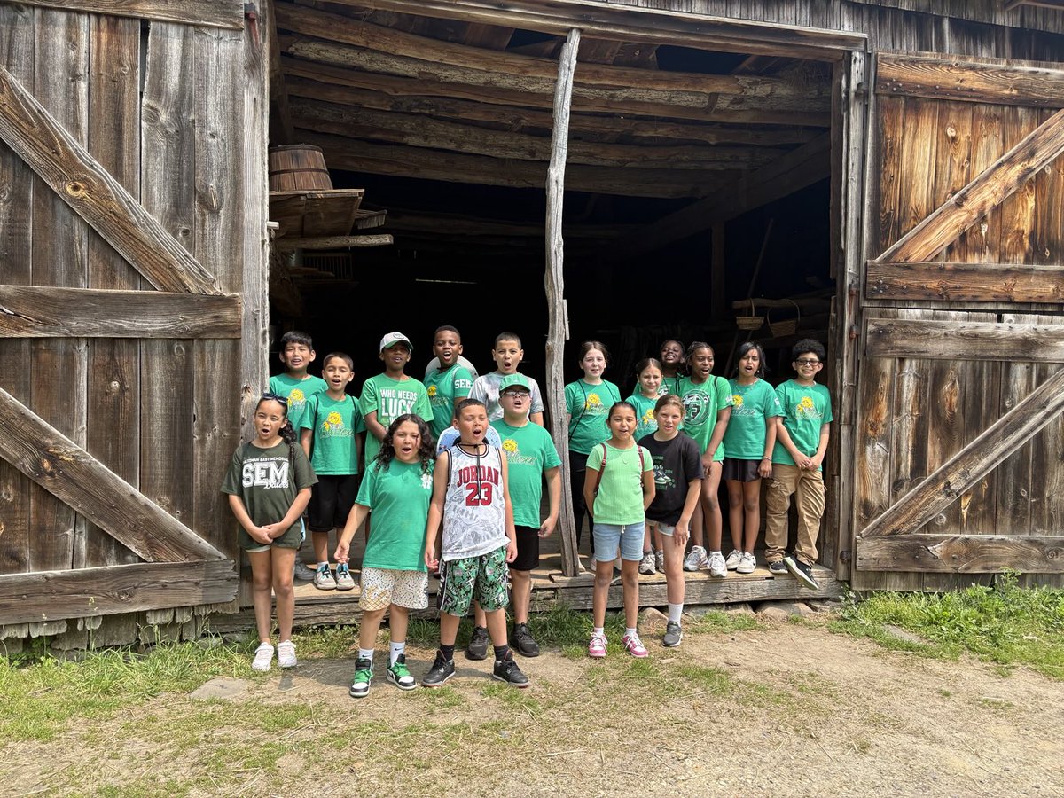 We had a great journey back in time during our field trip to Old Bethpage Restoration Village 👨‍🌾🐖🦃🐓🐴⁦<a href="/SEM_Dalers/">SEM Dalers</a>⁩ ⁦<a href="/SEM_PTA/">Saltzman PTA</a>⁩ ⁦<a href="/samanthapblack/">Samantha Black</a>⁩ ⁦<a href="/farmingdalepta1/">farmingdaleptacouncil</a>⁩