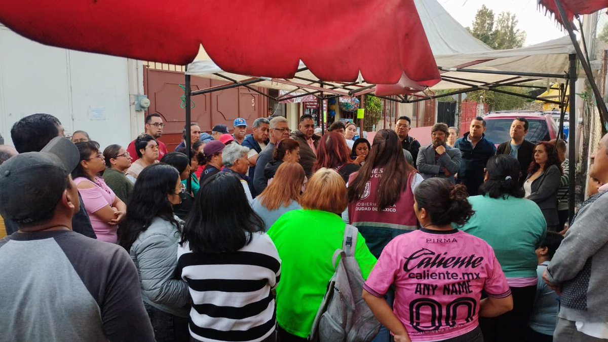 RaymundoMtzVite's tweet photo. Reconocemos las necesidades de seguridad que presenta el Barrio #Caltongo @XochimilcoAl, por ello estamos en sus calles escuchando sus demandas para que juntos planifiquemos y materialicemos acciones que permitan un entorno seguro para sus familias. https://t.co/aCdtfewV0c