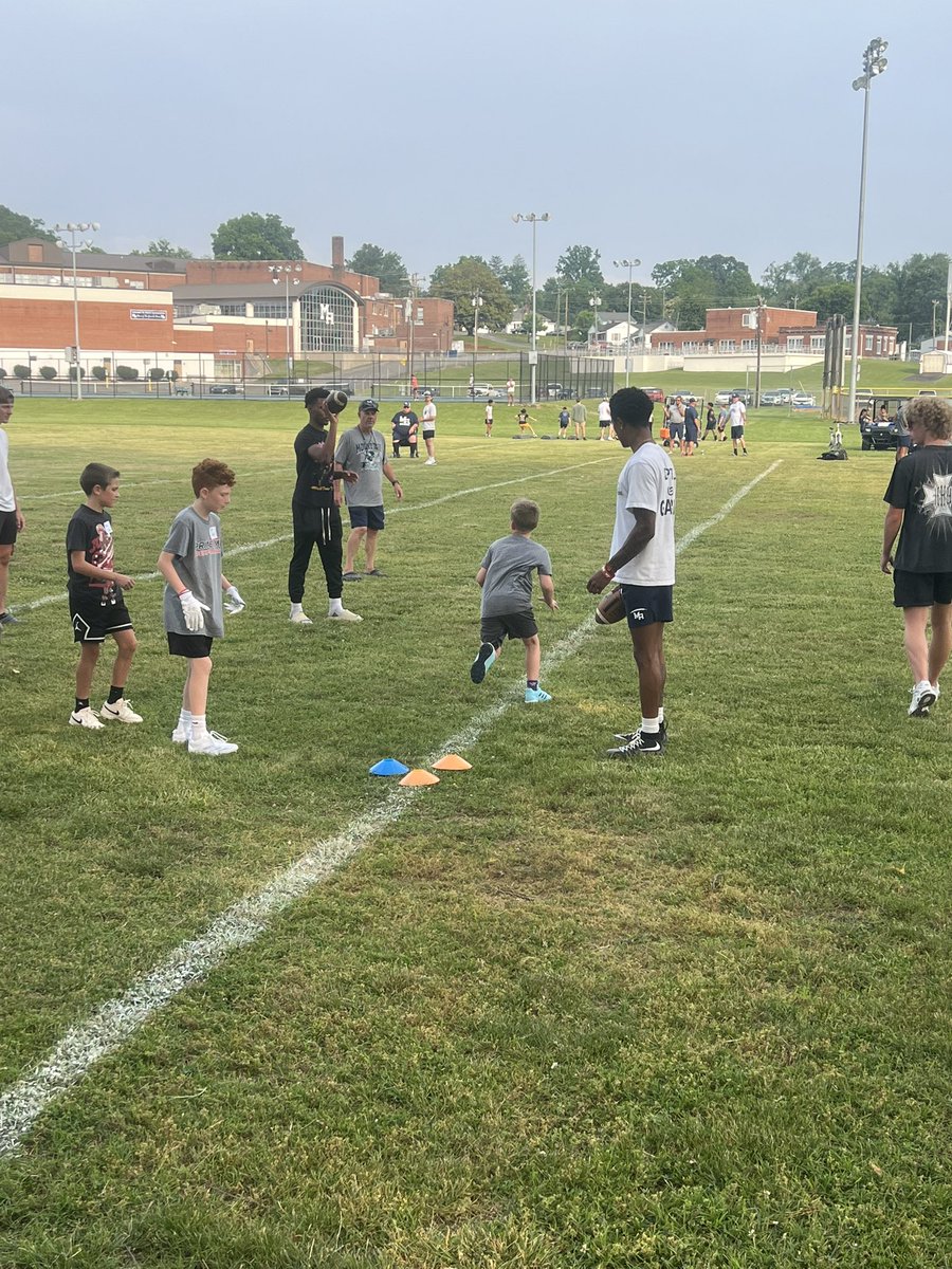 GraniteBears's tweet photo. “show’em how it’s done Coach! @GraniteBears 🏈 HC @CoachATaylorMA leads campers thru drills during @GraniteBearsFB Youth 🏈 Camp GO 🐻 @MACSchools @granitesquad @MrCoryLeeSmith @MABearHistorian @JaySpivey_WS https://t.co/jvq8IFOub0