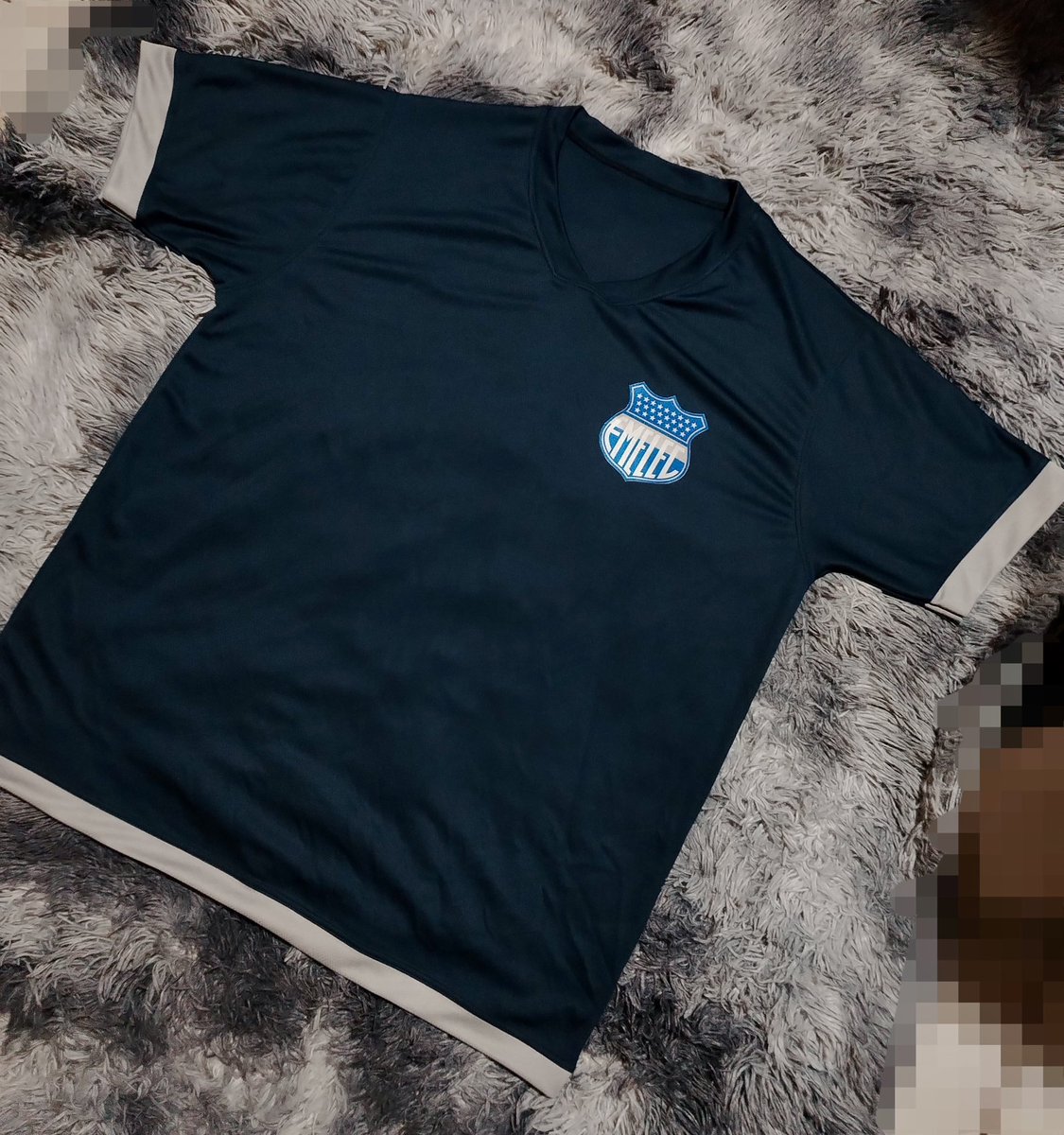 jon_morandra's tweet image. Pilas gente azul. Un buen amigo está haciendo estas hermosas y elegantes camisetas del #bombillo. Ayúdenme con un RT y  cualquier contacto por DM. Gracias
 #Emelec #ExplosionAzul