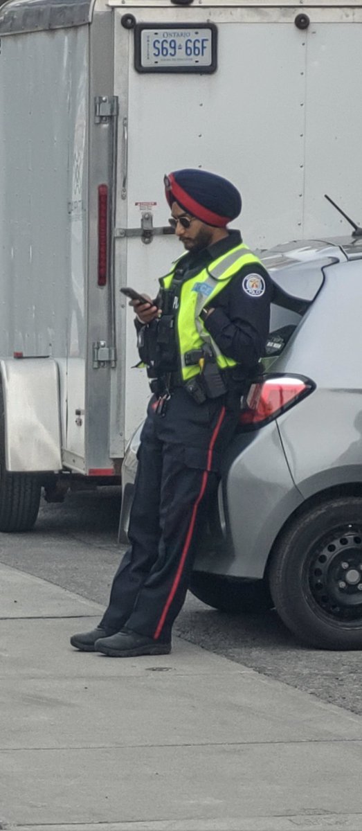 Mattyb59595600's tweet photo. For 9hrs this cops didn't put his phone down !  He was supposed to be doing traffic control 
#torontopolice #ctvnews #dougford #oliviachow https://t.co/9Y01CpvPqF