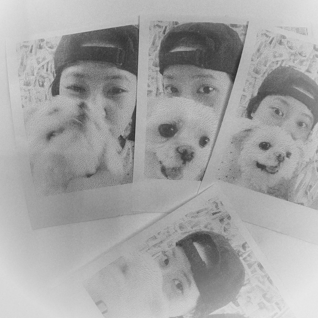 Ი︵𐑼     
귀염둥이랑 찰칵!
흑백이어도 귀여움은 컬러풀✨
요런 사진은 백 장도 모자라  \~ ⋆🐾⋆