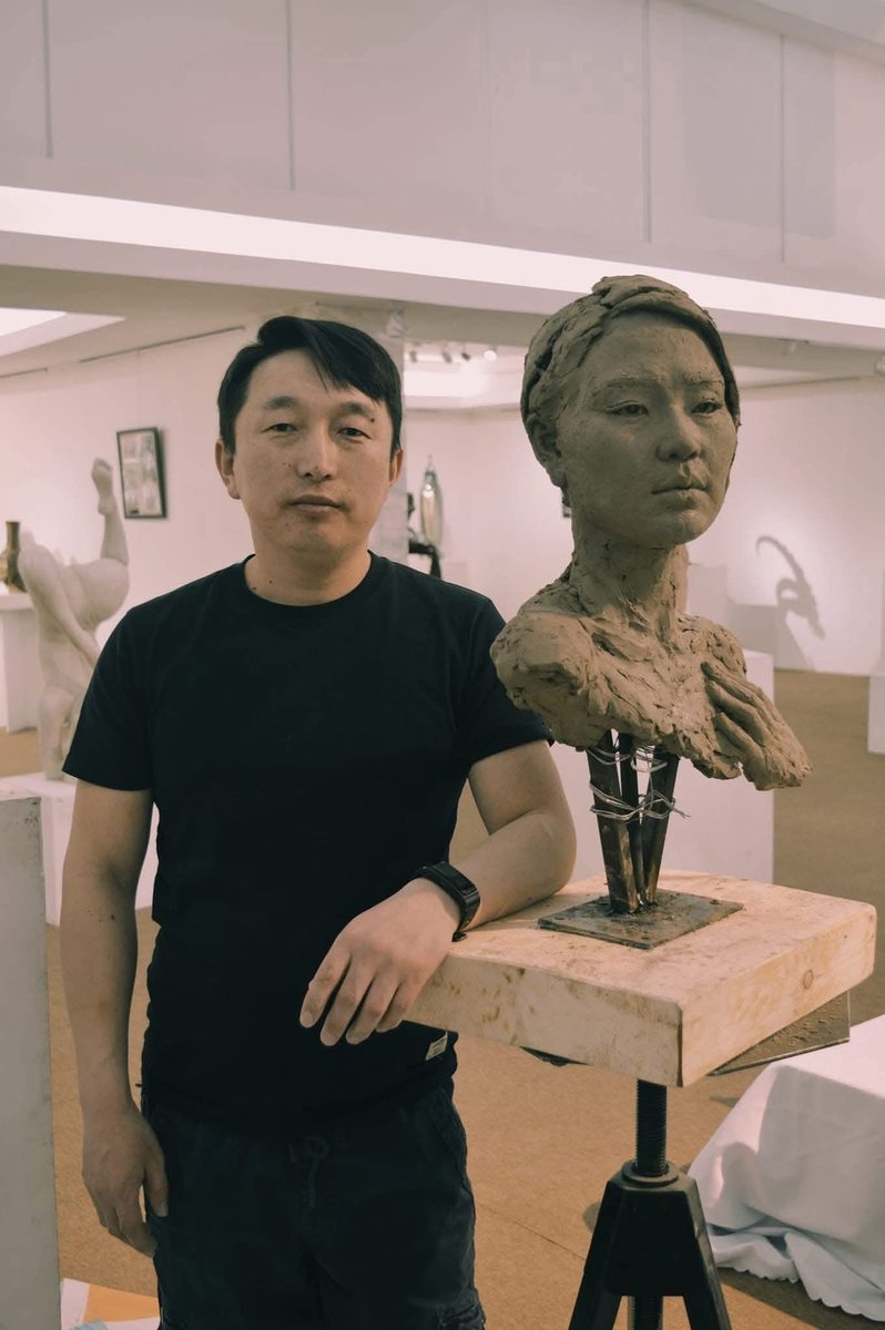 Шуугиулаад байгаа Хөдөлмөрийн баатар🎖️🇲🇳Даяар дуурсагдах далай даян дархан аварга  Жигжидийн Мөнхбатын хөшөөг урласан Архангай аймгийн Хашаат сумын уугуул, уран барималч Ж.Түмэнчулуун гэж залуу энэ дээ👏👏👏