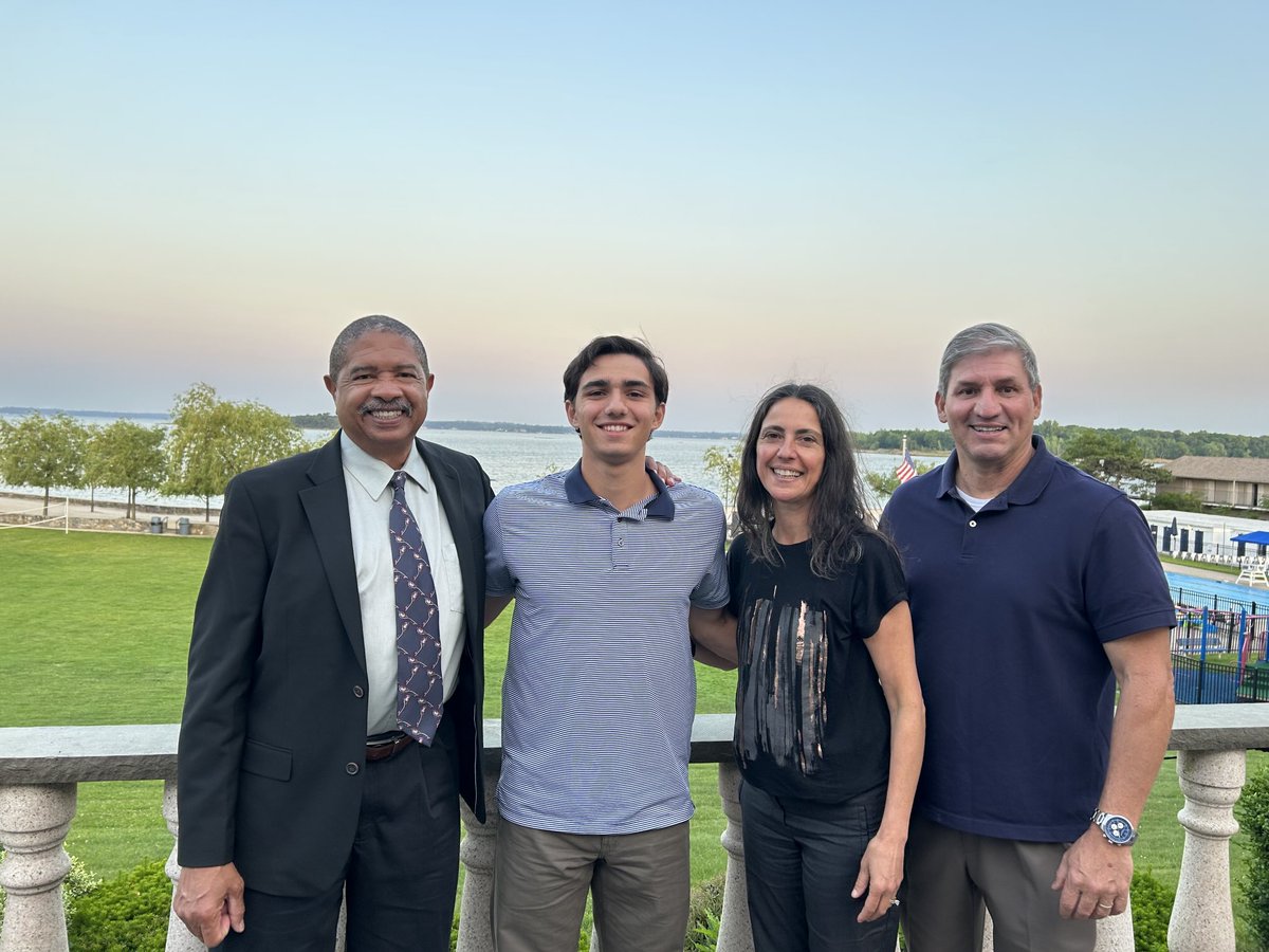 Congratulations to the White family as they celebrate with Brian at this year’s Con Edison Award Ceremony! It was very well deserved honor for Brian! ⁦<a href="/YHSDeGennaro/">Mr. Joseph DeGennaro</a>⁩ ⁦<a href="/YCSD_Athletics/">Robert Barrett</a>⁩ ⁦⁦<a href="/CoachKornHusker/">Ingrid</a>⁩