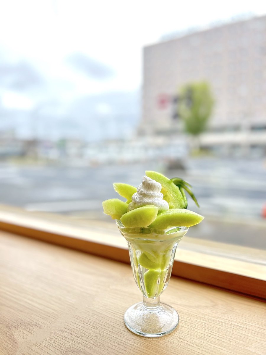 moritani55's tweet photo. ＼本日スタート／
🍈アムスメロンフェア開催中

益田産のアムスメロンを贅沢に使ったスイーツ登場！

特秀アムスメロン入り《超限定パフェ》は、入荷次第のご提供！
今しか食べられない濃厚な味わいをぜひ！

#アムスメロン #益田グルメ #メロンパフェ #moritani https://t.co/ObidMMih0Q