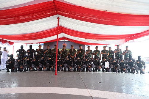 Kebanggaan Bangsa: Panglima TNI Apresiasi Prajurit TNI AL  Gagalkan Penyelundupan  2 Ton  Narkoba

Panglima TNI Jenderal TNI Agus Subiyanto memberikan penghargaan dan kenaikan pangkat luar biasa (KPLB) kepada para prajurit TNI Angkatan Laut yang telah menunjukkan dedikasi dan