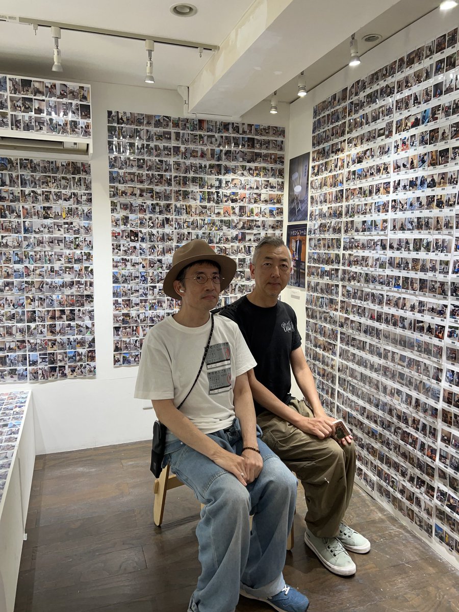 ！スミさんの「捨てられた椅子に座るシリーズ」写真展おじゃましました🪑ナンバリングされた3000脚の写真は圧巻っ📷️すごいっ✨️一緒に撮っていただいて、スミさんの気持ちちょっとわかったかも☺️展示は明日まで。ぜひ～🙏