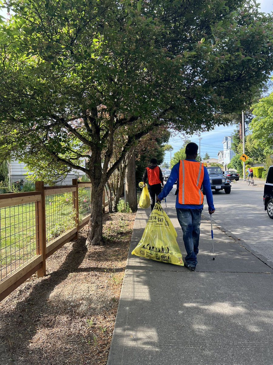 FN_Jana's tweet photo. Part one of the Beautification team at Mapes Creek, alongside Lake Washington! RBAC is here from 4:30-7:30pm, come stop by. @rainierbeach #rbac #rainierbeachhighschool #lakewashington https://t.co/gjD9NifuMP